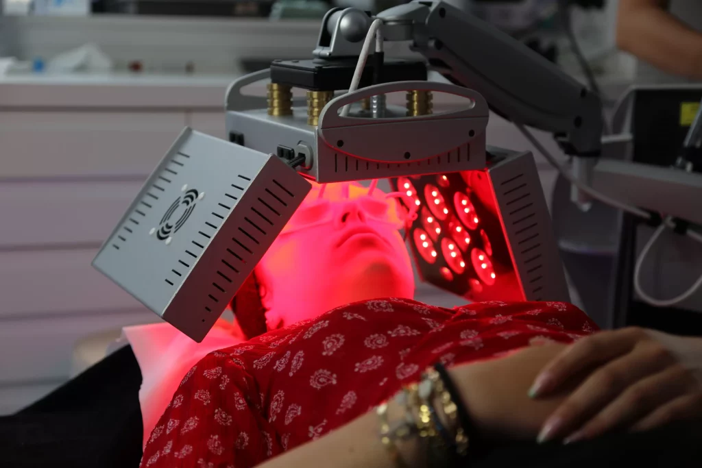 Photothérapie LED après le soin visage Hydrafacial